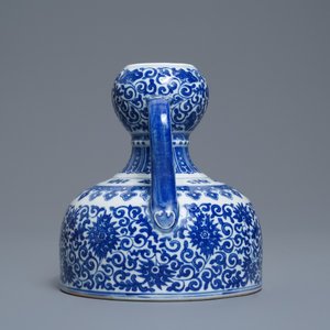 A Chinese blue and white two-handled 'lotus scroll' jug, Qianlong mark, 19/20th C. — 照片 4