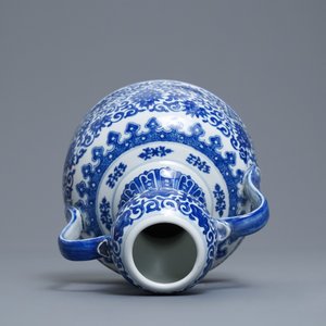 A Chinese blue and white two-handled 'lotus scroll' jug, Qianlong mark, 19/20th C. — 照片 5