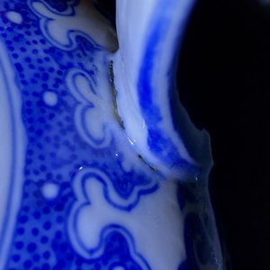 A Chinese blue and white two-handled 'lotus scroll' jug, Qianlong mark, 19/20th C. — 照片 9