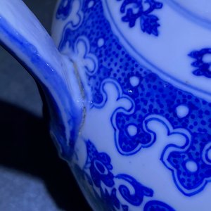 A Chinese blue and white two-handled 'lotus scroll' jug, Qianlong mark, 19/20th C. — 照片 10