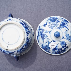 A Chinese blue and white two-handled porringer and cover, Kangxi — 照片 16