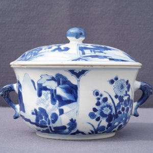 A Chinese blue and white two-handled porringer and cover, Kangxi — 照片 17