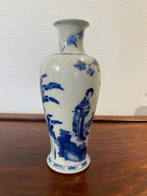 A Chinese blue and white 'two ladies and a boy' vase, Kangxi — 照片 3