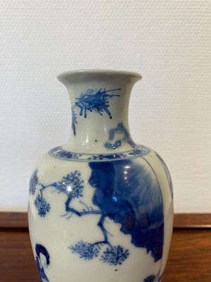 A Chinese blue and white 'two ladies and a boy' vase, Kangxi — 照片 4