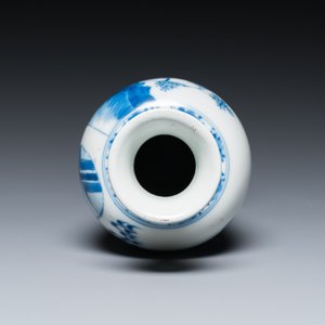 A Chinese blue and white 'two ladies and a boy' vase, Kangxi — 照片 5