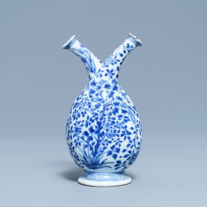 A Chinese blue and white two-spouted oil and vinegar bottle, Kangxi — photo 2