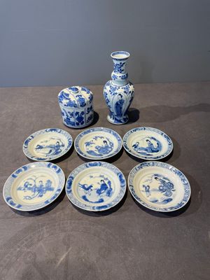 A Chinese blue and white vase, a covered bowl and six saucers, Chenghua and artemisia leaf mark, Kangxi — photo 1