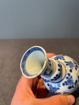 A Chinese blue and white vase, a covered bowl and six saucers, Chenghua and artemisia leaf mark, Kangxi — photo 11
