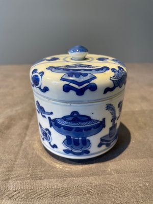 A Chinese blue and white vase, a covered bowl and six saucers, Chenghua and artemisia leaf mark, Kangxi — photo 13