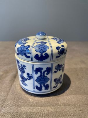 A Chinese blue and white vase, a covered bowl and six saucers, Chenghua and artemisia leaf mark, Kangxi — photo 14