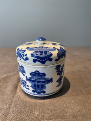 A Chinese blue and white vase, a covered bowl and six saucers, Chenghua and artemisia leaf mark, Kangxi — photo 15
