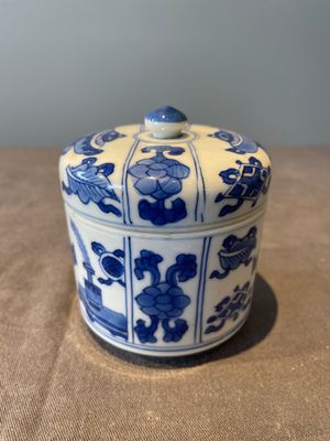 A Chinese blue and white vase, a covered bowl and six saucers, Chenghua and artemisia leaf mark, Kangxi — photo 16