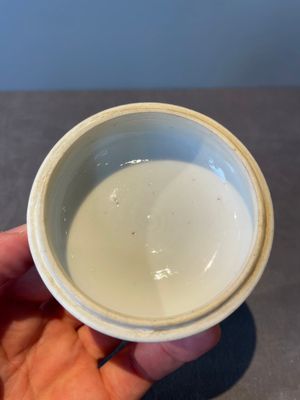 A Chinese blue and white vase, a covered bowl and six saucers, Chenghua and artemisia leaf mark, Kangxi — photo 17