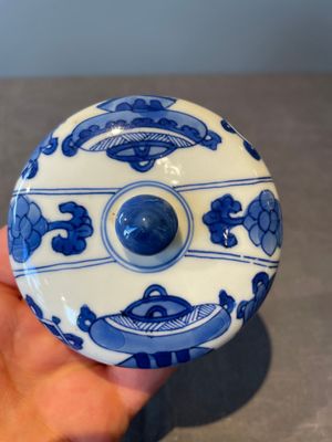 A Chinese blue and white vase, a covered bowl and six saucers, Chenghua and artemisia leaf mark, Kangxi — photo 19
