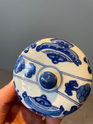 A Chinese blue and white vase, a covered bowl and six saucers, Chenghua and artemisia leaf mark, Kangxi — photo 20