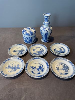 A Chinese blue and white vase, a covered bowl and six saucers, Chenghua and artemisia leaf mark, Kangxi — photo 2