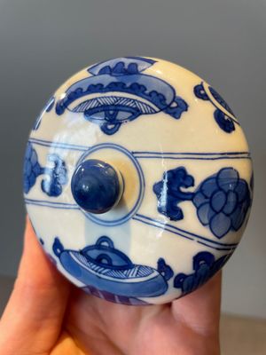 A Chinese blue and white vase, a covered bowl and six saucers, Chenghua and artemisia leaf mark, Kangxi — photo 21
