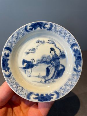 A Chinese blue and white vase, a covered bowl and six saucers, Chenghua and artemisia leaf mark, Kangxi — photo 25