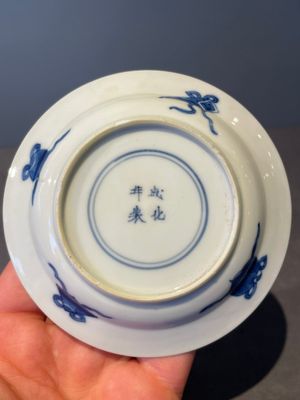 A Chinese blue and white vase, a covered bowl and six saucers, Chenghua and artemisia leaf mark, Kangxi — photo 27