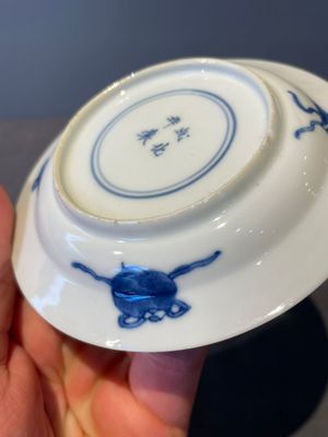 A Chinese blue and white vase, a covered bowl and six saucers, Chenghua and artemisia leaf mark, Kangxi — photo 28