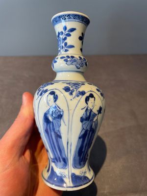 A Chinese blue and white vase, a covered bowl and six saucers, Chenghua and artemisia leaf mark, Kangxi — photo 3
