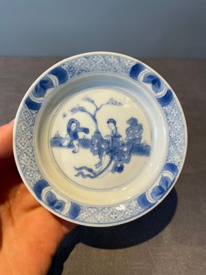 A Chinese blue and white vase, a covered bowl and six saucers, Chenghua and artemisia leaf mark, Kangxi — photo 31