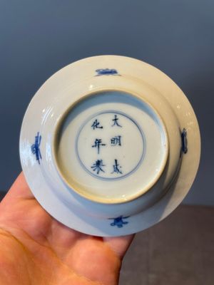 A Chinese blue and white vase, a covered bowl and six saucers, Chenghua and artemisia leaf mark, Kangxi — photo 34