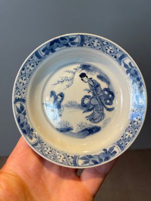 A Chinese blue and white vase, a covered bowl and six saucers, Chenghua and artemisia leaf mark, Kangxi — photo 36