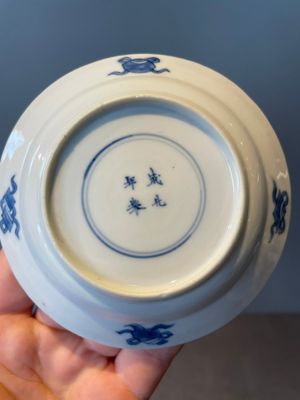A Chinese blue and white vase, a covered bowl and six saucers, Chenghua and artemisia leaf mark, Kangxi — photo 38