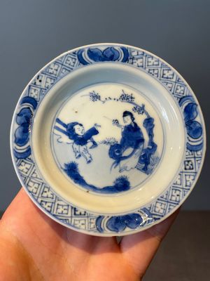A Chinese blue and white vase, a covered bowl and six saucers, Chenghua and artemisia leaf mark, Kangxi — photo 40
