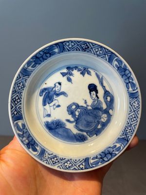 A Chinese blue and white vase, a covered bowl and six saucers, Chenghua and artemisia leaf mark, Kangxi — photo 48