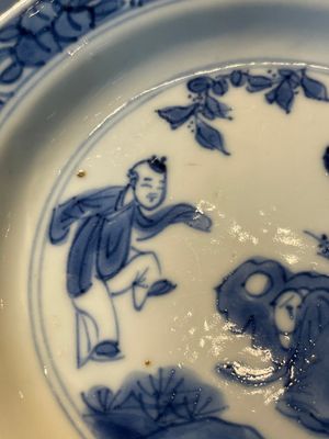 A Chinese blue and white vase, a covered bowl and six saucers, Chenghua and artemisia leaf mark, Kangxi — photo 49