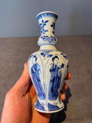 A Chinese blue and white vase, a covered bowl and six saucers, Chenghua and artemisia leaf mark, Kangxi — photo 7