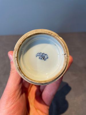A Chinese blue and white vase, a covered bowl and six saucers, Chenghua and artemisia leaf mark, Kangxi — photo 9