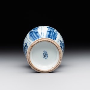 A Chinese blue and white vase, a covered bowl and six saucers, Chenghua and artemisia leaf mark, Kangxi — photo 11