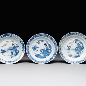 A Chinese blue and white vase, a covered bowl and six saucers, Chenghua and artemisia leaf mark, Kangxi — photo 2