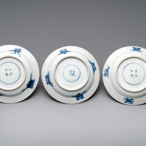 A Chinese blue and white vase, a covered bowl and six saucers, Chenghua and artemisia leaf mark, Kangxi — photo 3
