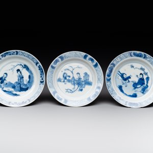 A Chinese blue and white vase, a covered bowl and six saucers, Chenghua and artemisia leaf mark, Kangxi — photo 4