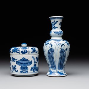 A Chinese blue and white vase, a covered bowl and six saucers, Chenghua and artemisia leaf mark, Kangxi — photo 7