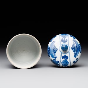 A Chinese blue and white vase, a covered bowl and six saucers, Chenghua and artemisia leaf mark, Kangxi — photo 8