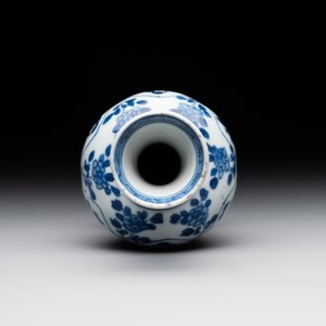 A Chinese blue and white vase, a covered bowl and six saucers, Chenghua and artemisia leaf mark, Kangxi — photo 10