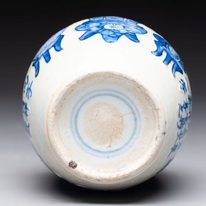 A Chinese blue and white vase, a jar, a famille rose cup and a plaque, signed He Xuren 何許人, 19th C. — foto 15