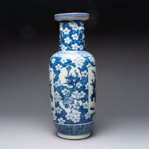 A Chinese blue and white vase, a jar, a famille rose cup and a plaque, signed He Xuren 何許人, 19th C. — foto 3