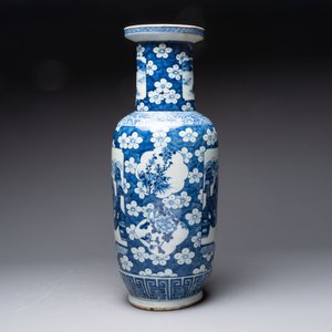A Chinese blue and white vase, a jar, a famille rose cup and a plaque, signed He Xuren 何許人, 19th C. — foto 5