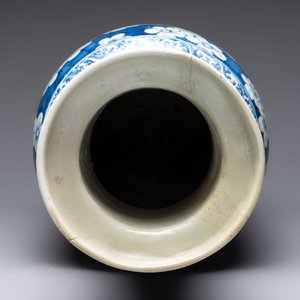 A Chinese blue and white vase, a jar, a famille rose cup and a plaque, signed He Xuren 何許人, 19th C. — foto 6