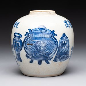 A Chinese blue and white vase, a jar, a famille rose cup and a plaque, signed He Xuren 何許人, 19th C. — foto 10