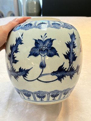 A Chinese blue and white vase, a jar and a covered box, Kangxi — photo 1