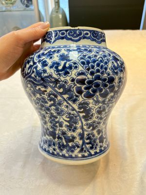 A Chinese blue and white vase, a jar and a covered box, Kangxi — photo 11