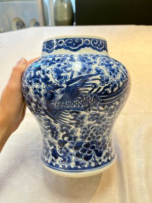 A Chinese blue and white vase, a jar and a covered box, Kangxi — photo 12