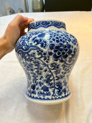 A Chinese blue and white vase, a jar and a covered box, Kangxi — photo 13
